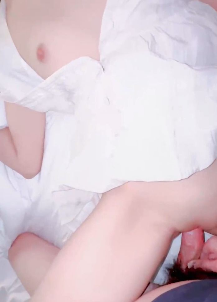 在电竞房上网边聊她男友边上手摸她强吻抠逼最后彻底沦陷中途偷偷拔套狂射 mbd