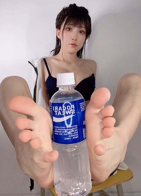 高颜值妹子足交极品美脚超清第一视角诱惑！ hfI