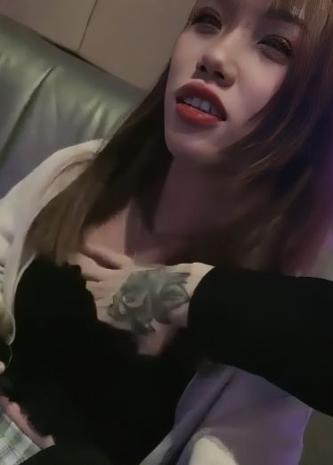 【KTV厕所把小姐抱起来操！】不懂就问这种精神小妹多少钱能操，还接受3p，鸡巴顶到子宫暴力抽插 LGH