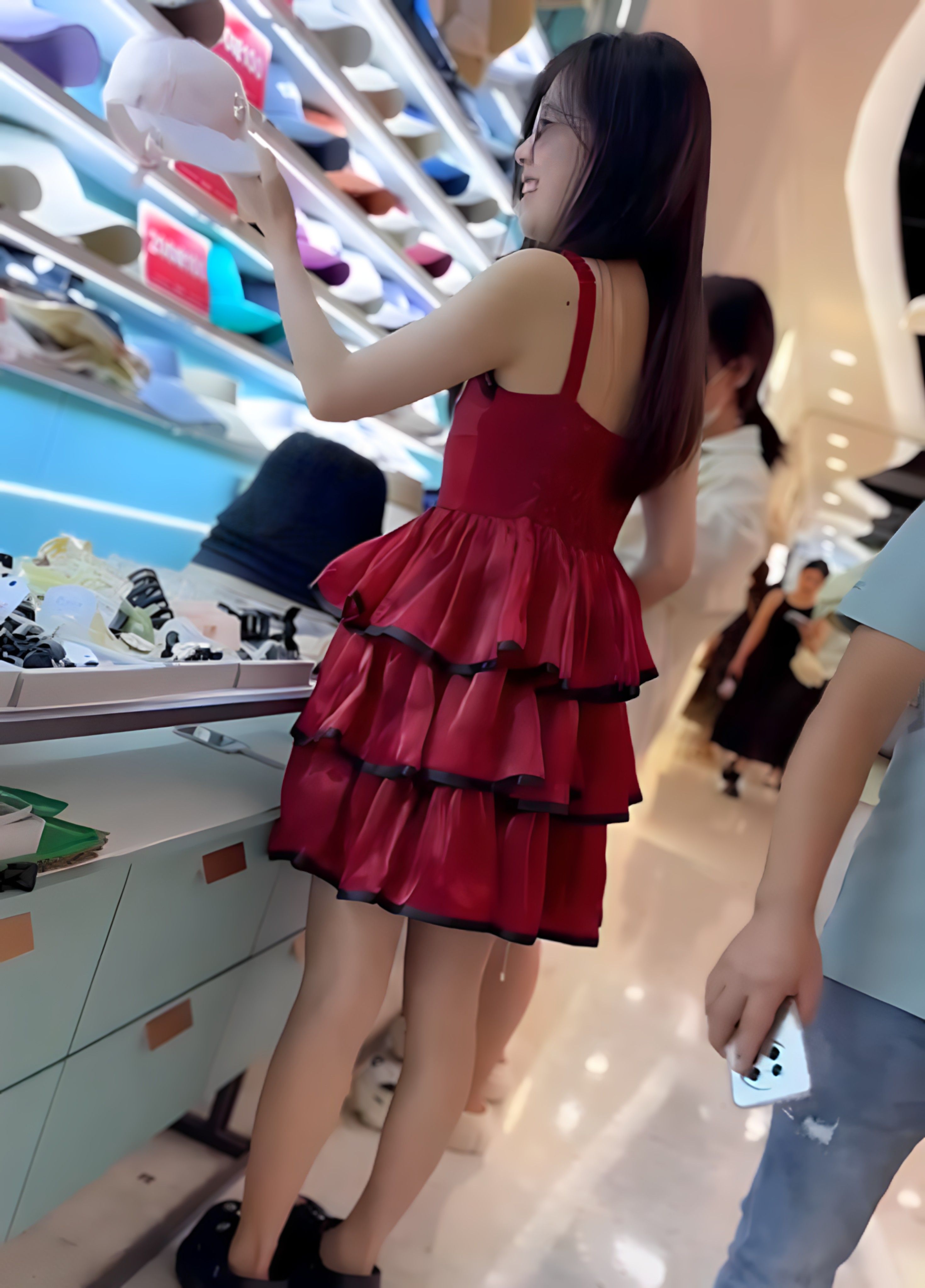 抄底系列！商场红裙长发尤物裙底真空，阴毛骚穴高清偷拍，翘臀摇曳勾人欲火 pRO